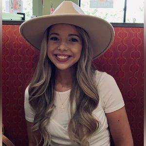 Meet your Posher, Laina